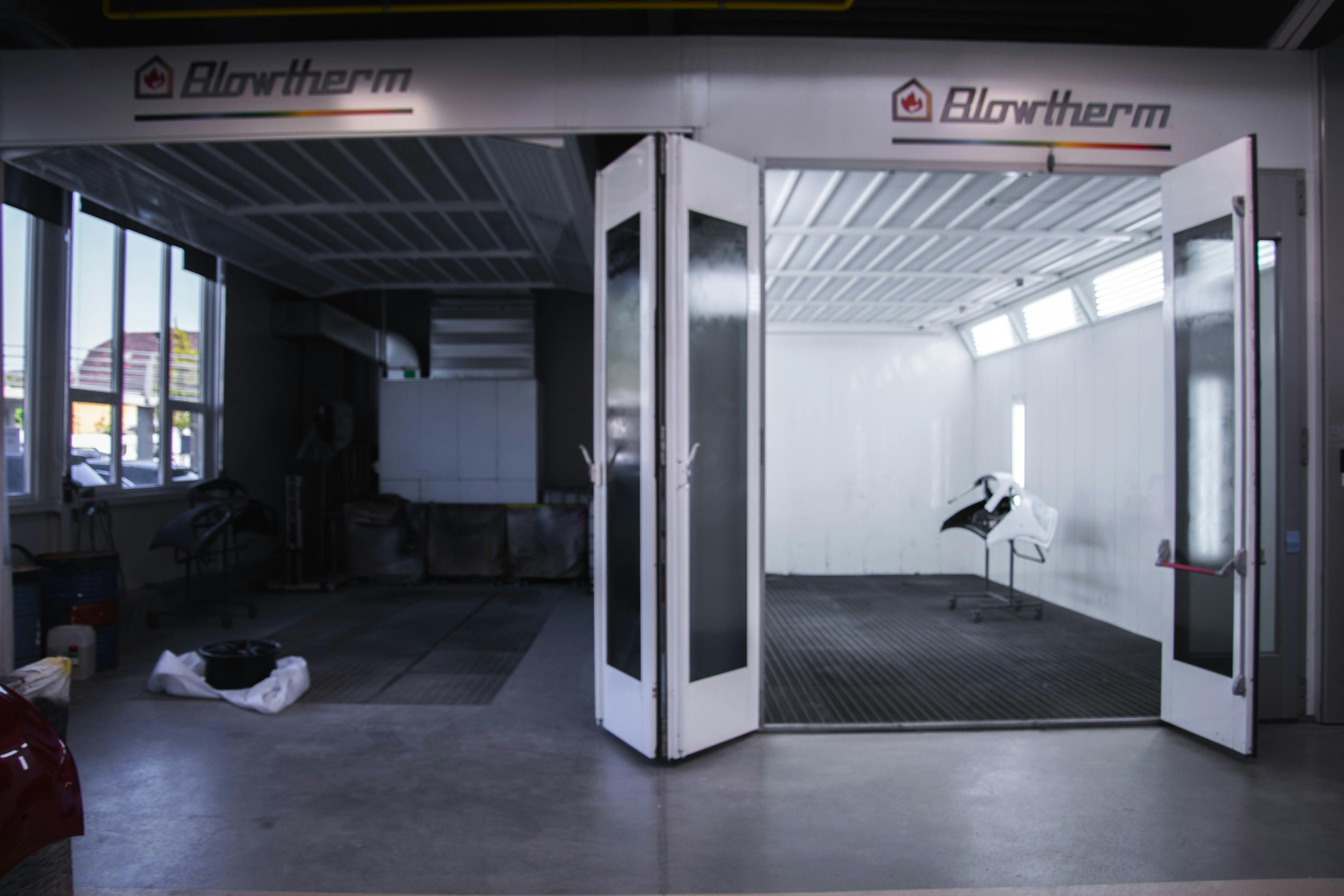image of Blowtherm fényezőfülke és előkészítő állás Mercedes nagykereskedésnél