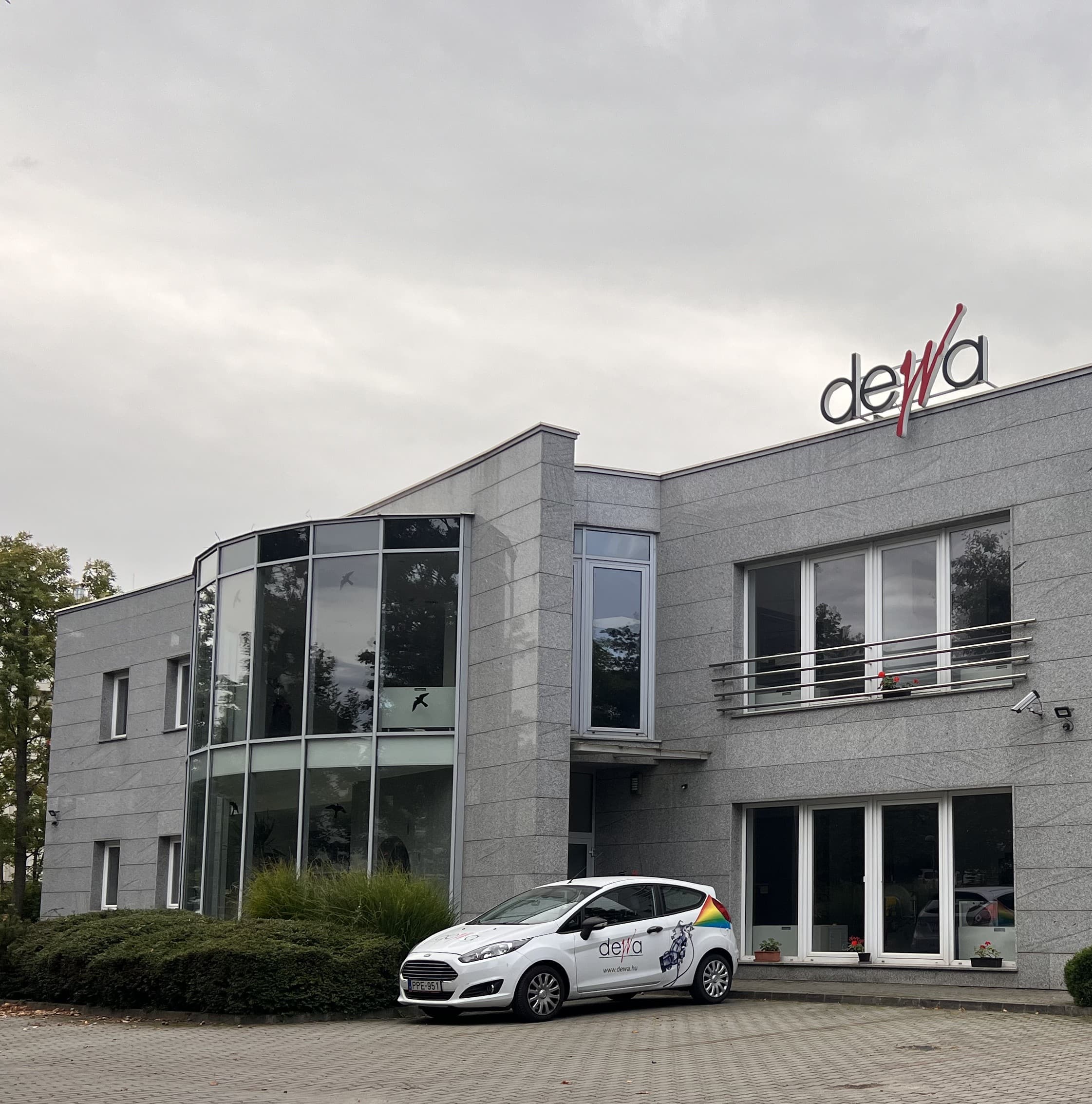 image of Egy történet, két generáció – Hogyan építkezik tovább családi alapokra a Dewa Zrt. budaörsi központja?